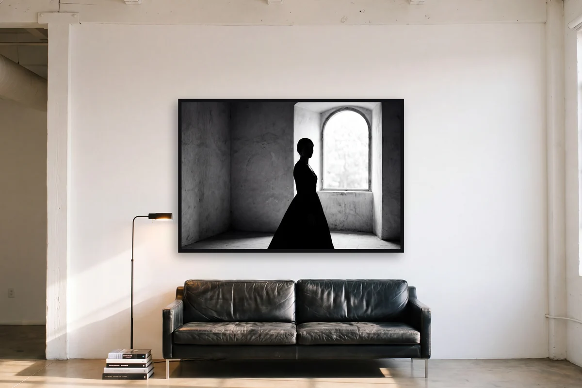 Silhouette am Fenster im Raum