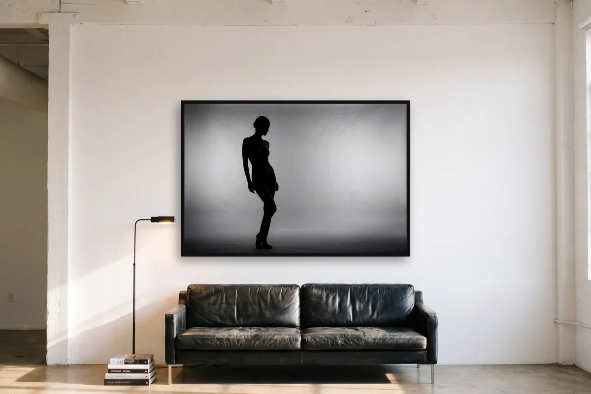 Figur im Schatten im Raum