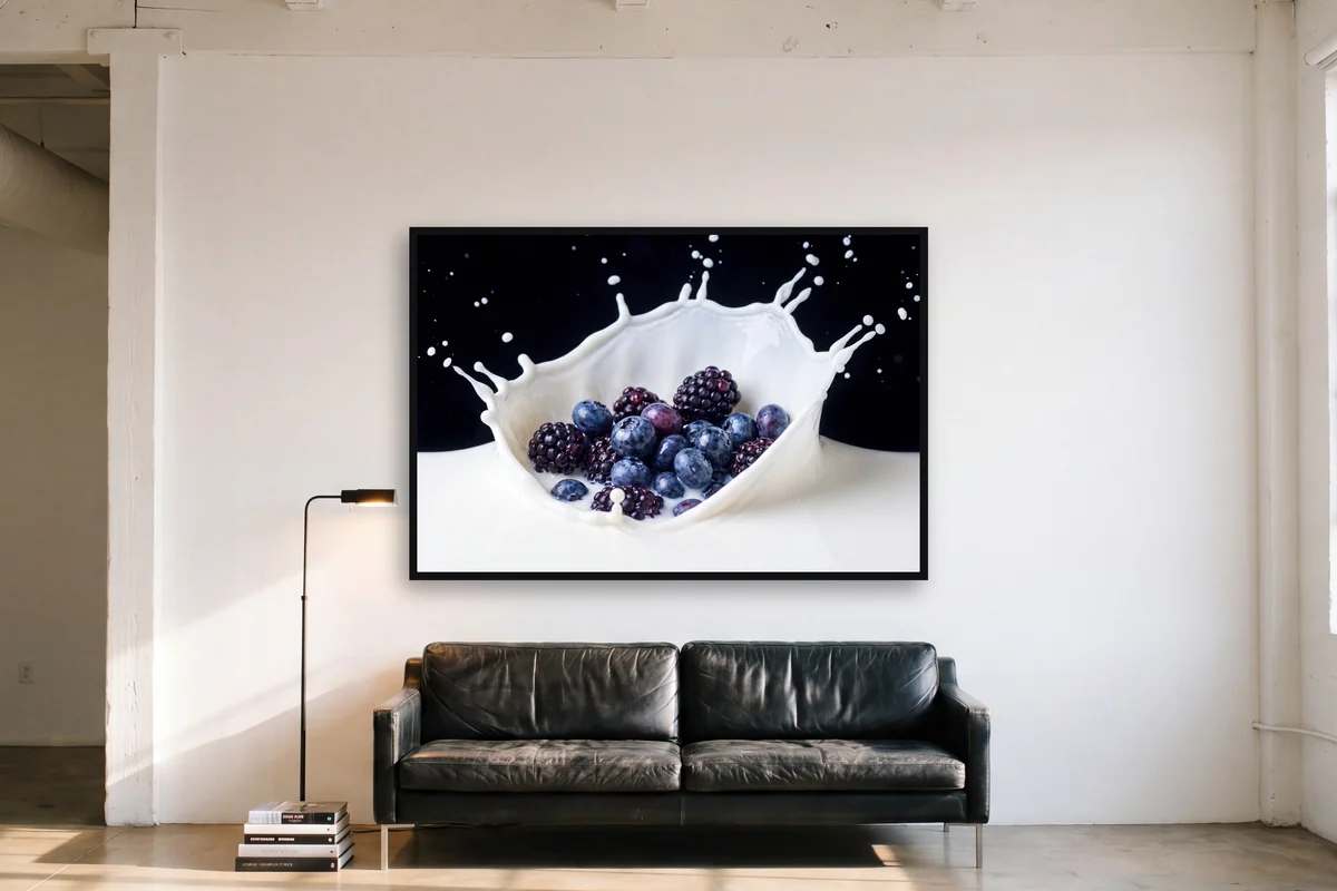 Beeren in Milch im Raum